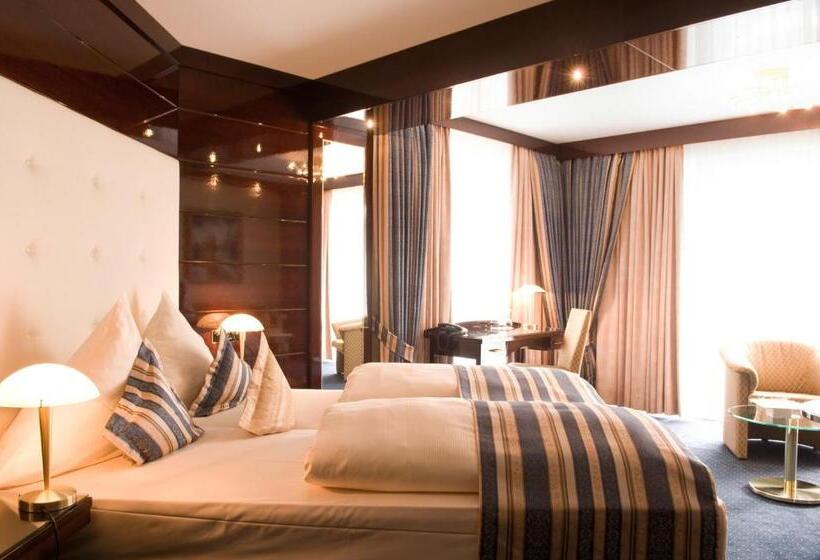 سوییت جونیور, Moselstern Hotel Brixiade &triton