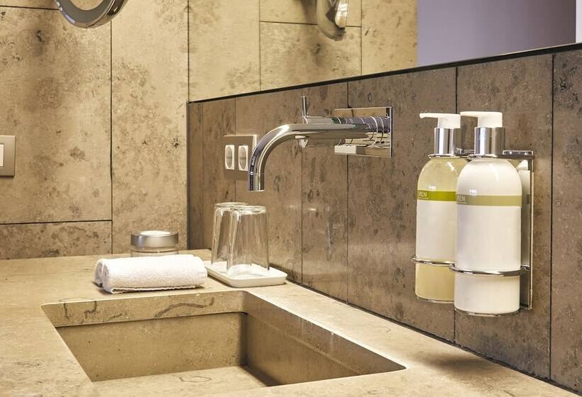 اتاق استاندارد یک نفره, Cortiina