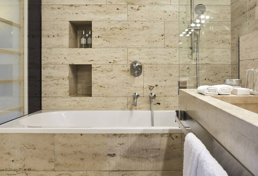 اتاق لوکس, Cortiina