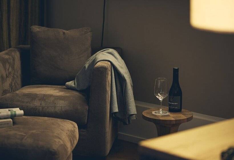 اتاق لوکس, Cortiina