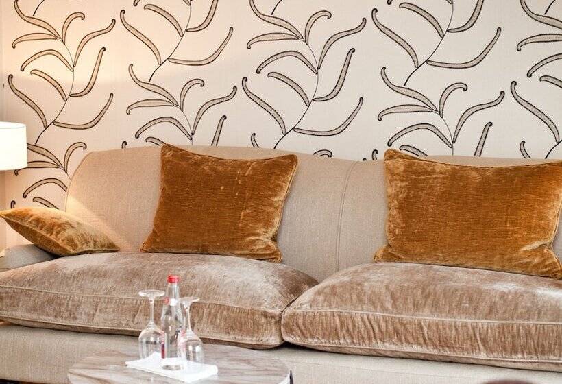 اتاق لوکس, Cortiina