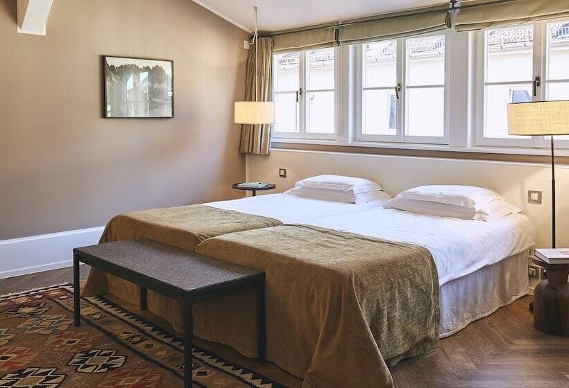 اتاق لوکس, Cortiina