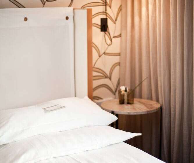 اتاق لوکس, Cortiina