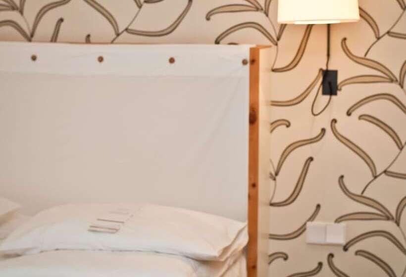 اتاق لوکس, Cortiina