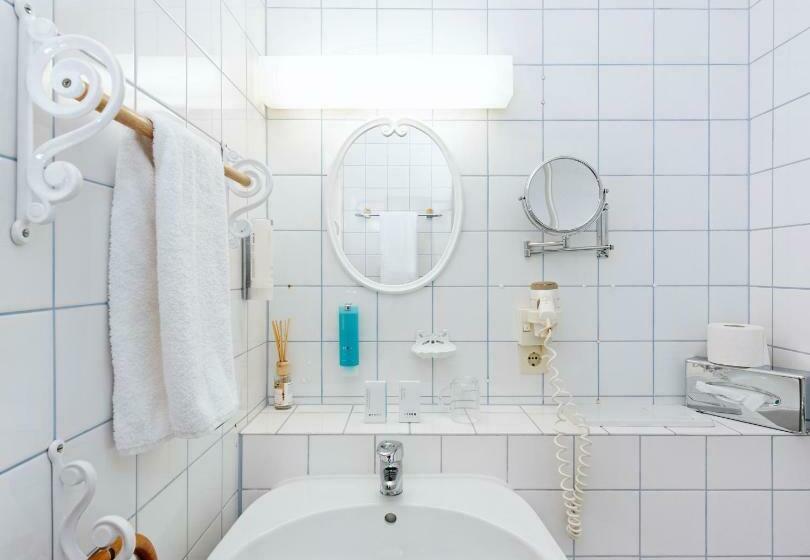 غرفة قياسية فردية, Vier Jahreszeiten