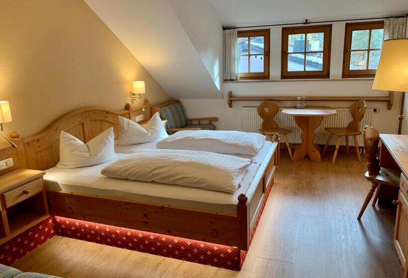 חדר סטנדרט לשלושה, Zur Post