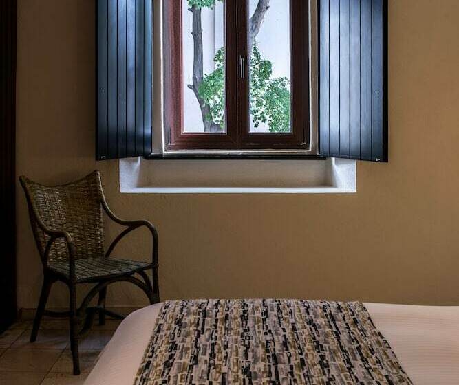 اتاق لوکس, Hodelpa Nicolas de Ovando