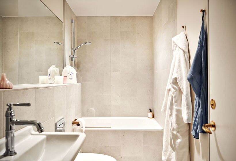 חדר סטנדרט לשלושה, Coco