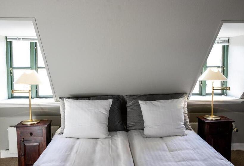 غرفة عائلية, Hamlet