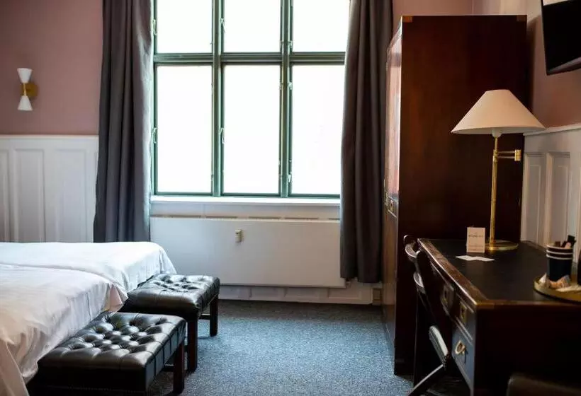 Junior Suite, Hamlet