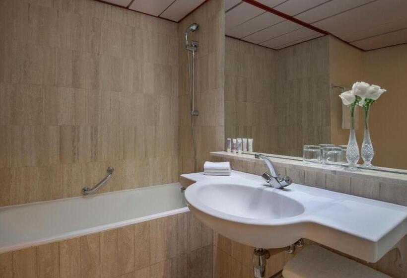 اتاق استاندارد با بالکن, Treffen House Doha   Souq Waqif And Next To Msheireb Metro Station