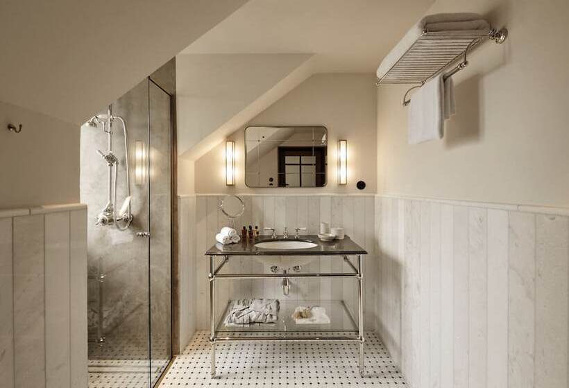 标准单人间, Sanders