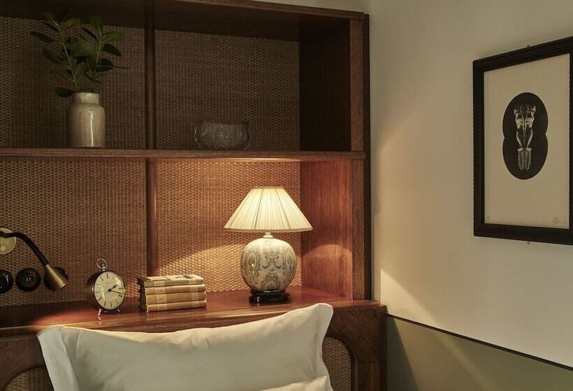 标准单人间, Sanders