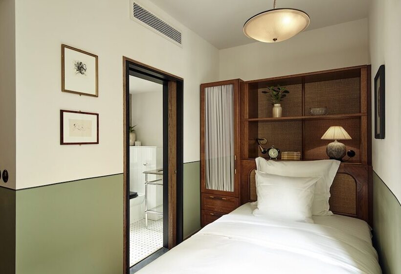 标准单人间, Sanders