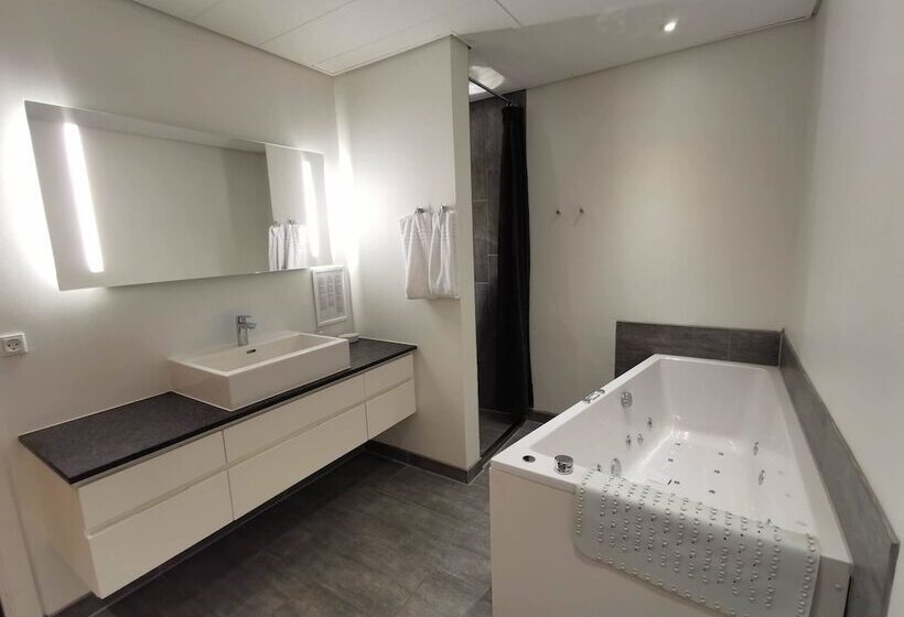 جناح جونيور, Scheelsminde