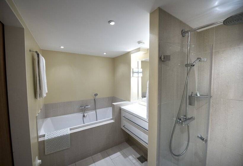 جناح جونيور, Scheelsminde