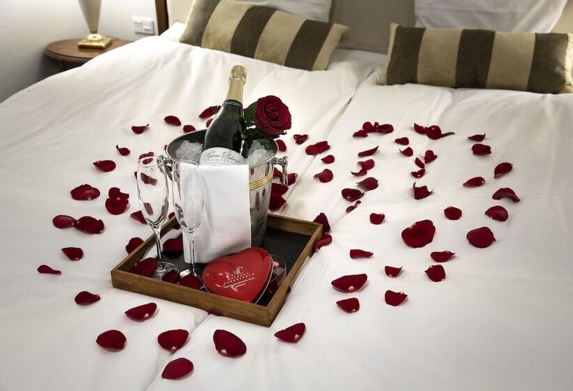 جناح جونيور, Scheelsminde