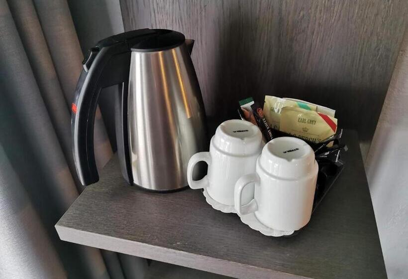 جناح جونيور, Scheelsminde