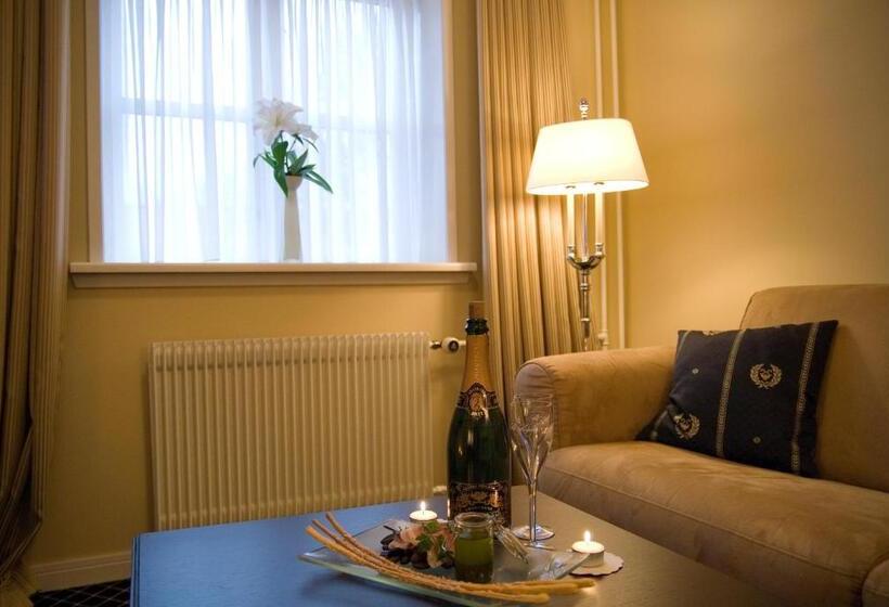 جناح جونيور, Scheelsminde