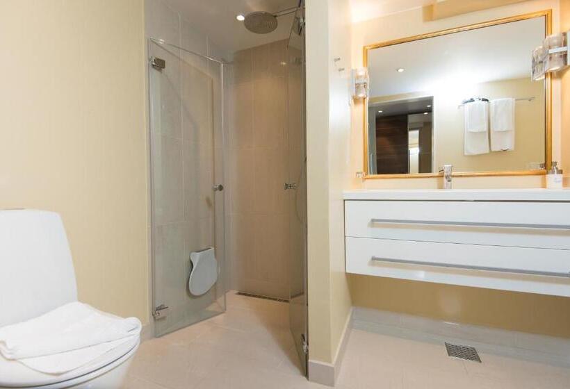 جناح جونيور, Scheelsminde