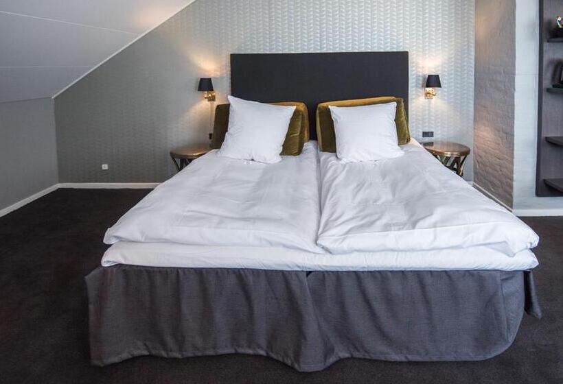 جناح جونيور, Scheelsminde