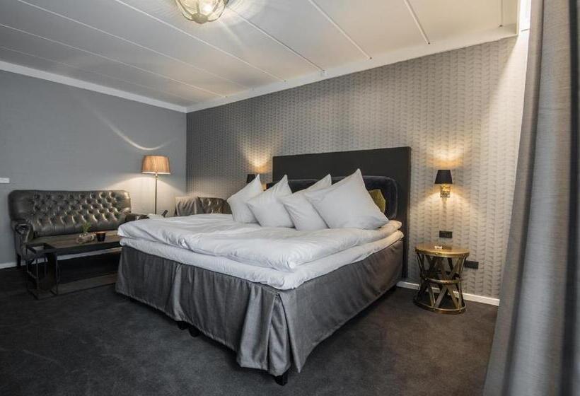 جناح جونيور, Scheelsminde