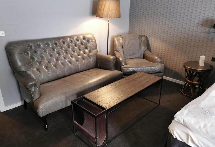 جناح جونيور, Scheelsminde