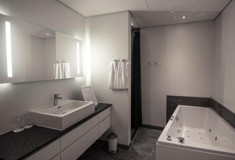 جناح جونيور, Scheelsminde