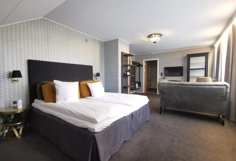 جناح جونيور, Scheelsminde