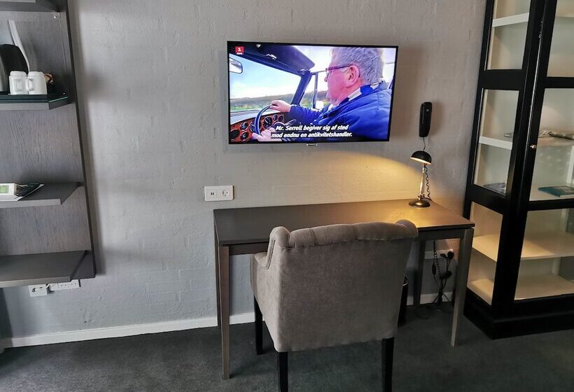 جناح جونيور, Scheelsminde