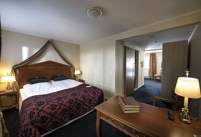 جناح جونيور, Scheelsminde