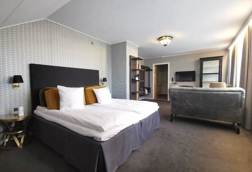 جناح جونيور, Scheelsminde