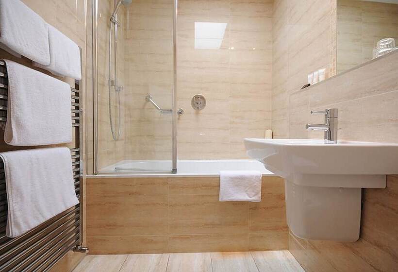 חדר משפחתי, Casey S Hotel Glengarriff