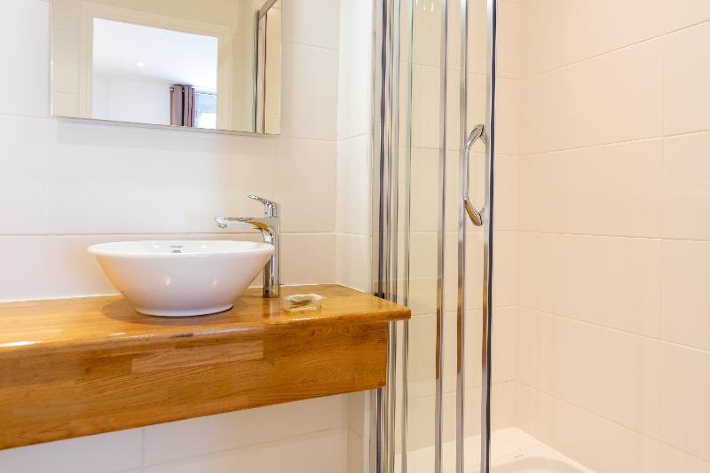 חדר סופריור, Yelo Lumière Powered By Sonder