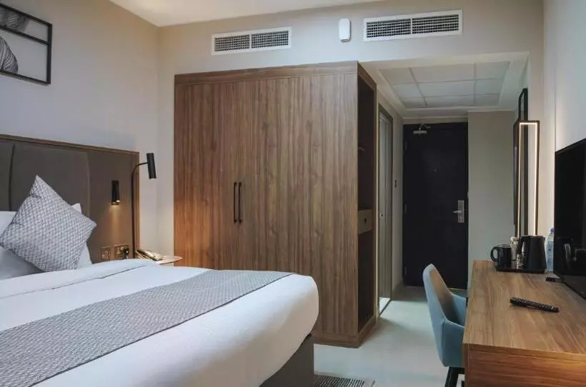 Deluxe-huone Järvinäkymä, Holiday International