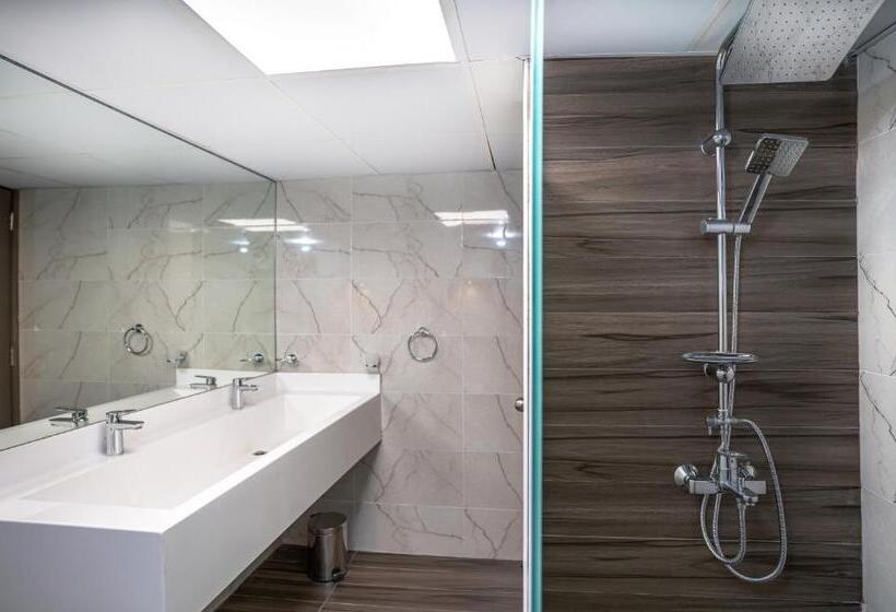 سوئیت رویال, Holiday International