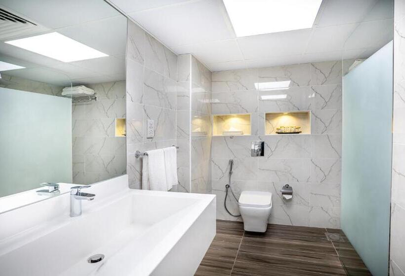 سوئیت رویال, Holiday International