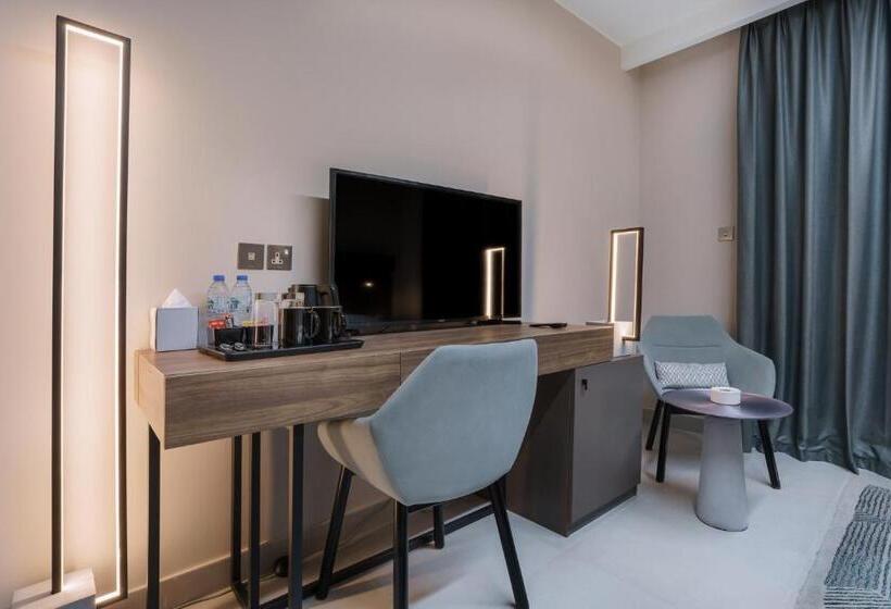 Suite Real, Holiday International