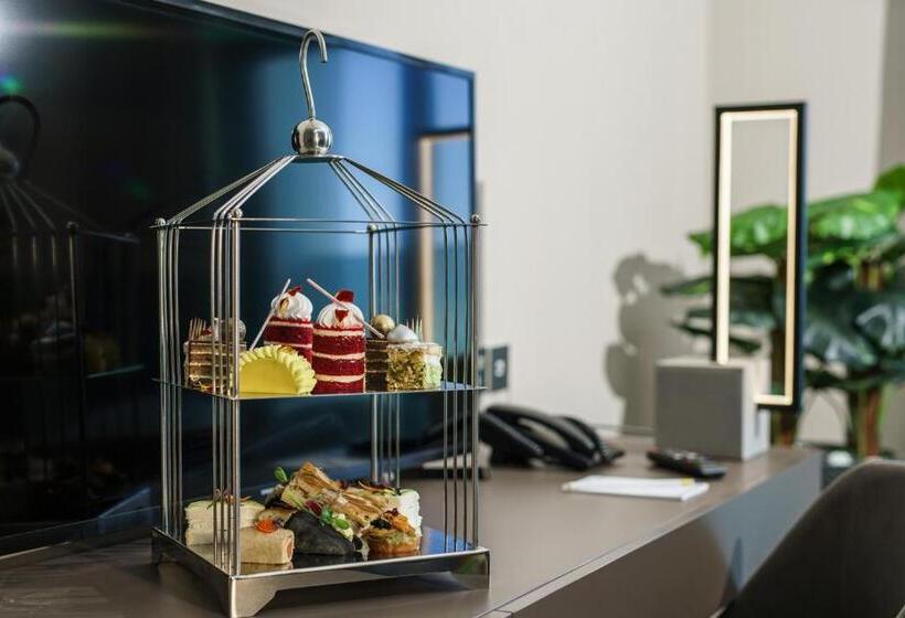 سوئیت رویال, Holiday International