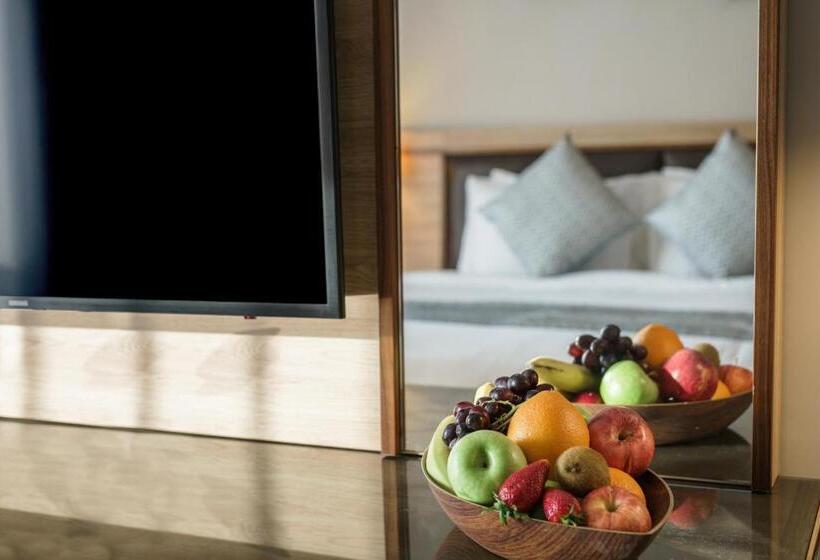 Suite Real, Holiday International