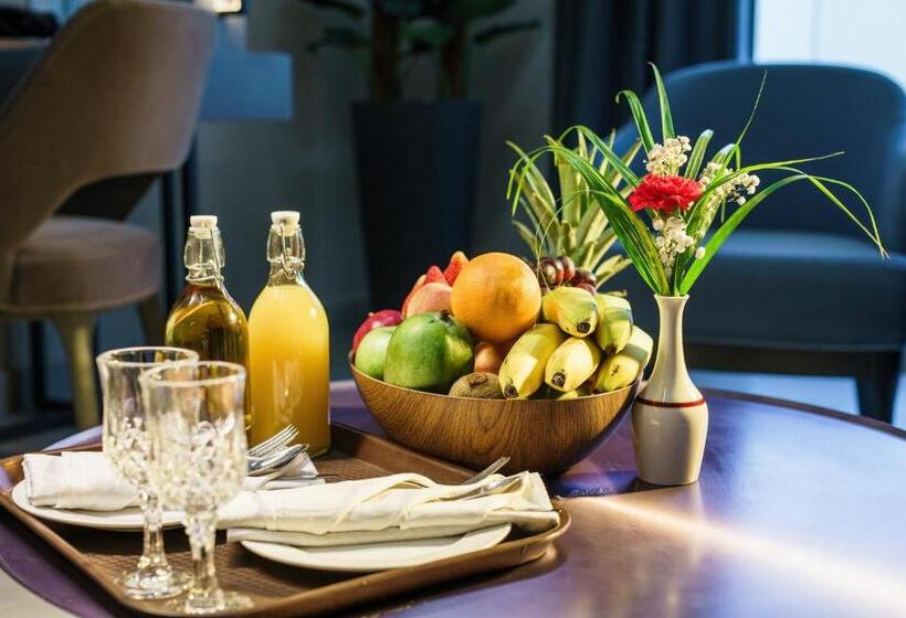 سوئیت رویال, Holiday International