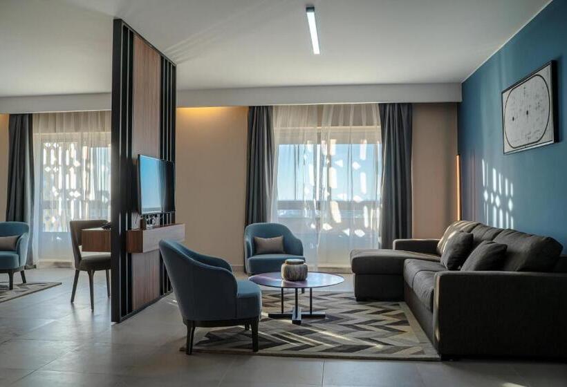 سوئیت رویال, Holiday International