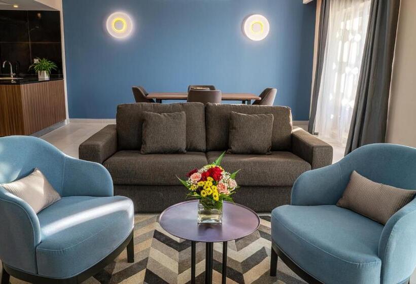 Suite Real, Holiday International