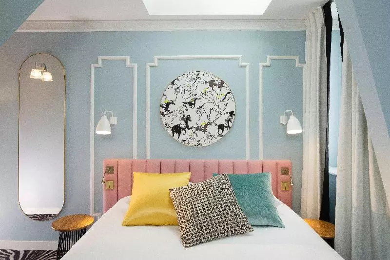 Camera Comfort, Pastel Paris
