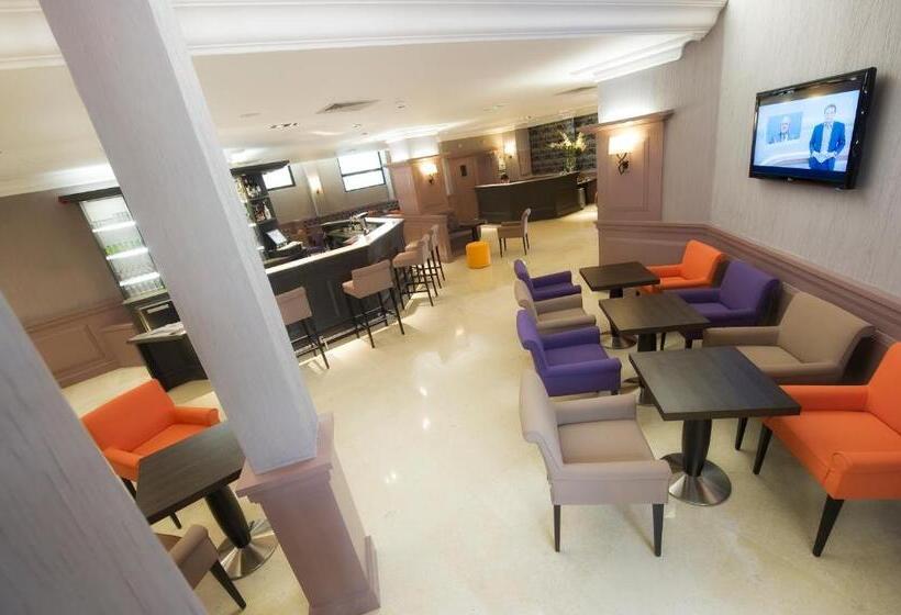 Номер Стандарт Трехместный, The Originals City, Hôtel Astoria Vatican, Lourdes
