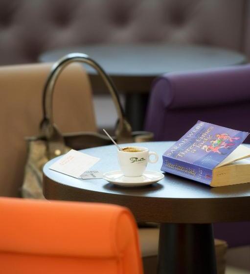 Номер Стандарт Трехместный, The Originals City, Hôtel Astoria Vatican, Lourdes