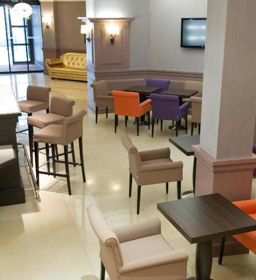 اتاق استاندارد سه نفره, The Originals City, Hôtel Astoria Vatican, Lourdes