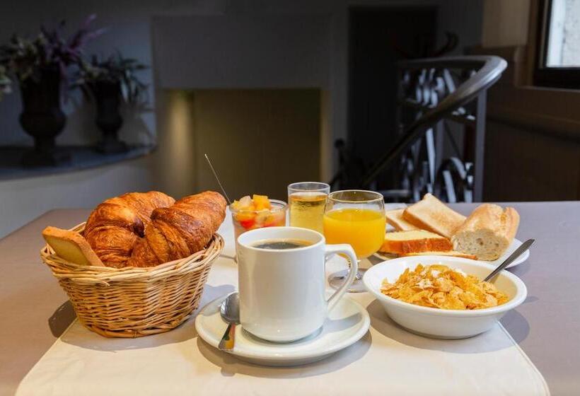 Номер Стандарт Трехместный, The Originals City, Hôtel Astoria Vatican, Lourdes