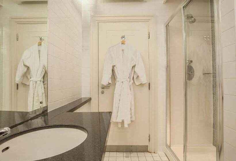 이코노미 룸, Prince Of Wales