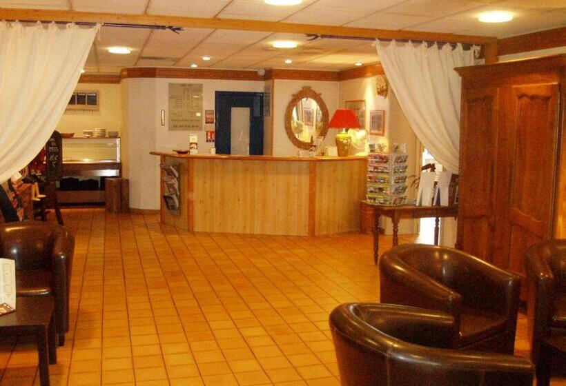 חדר סטנדרט לארבעה, Brit Hotel Poitiers Beaulieu